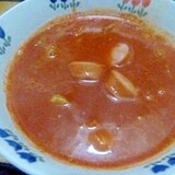 フライパンで作るトマトジュースとソーセージのスープ